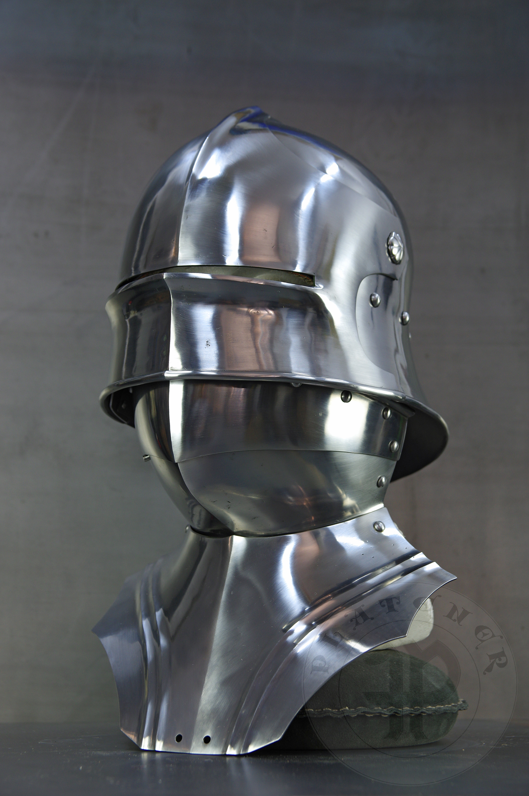 Sallet inspired by example from the Philadelphia Museum of Art; bevor inspired on Churburg CHS25 piece. Period: 1460-1470 Material: 2 mm steel with 0,3 % carbon. Heat treatment: sallet hardened and tempered up to 38 HRC and bevor up to 42 HRC. / Salada inspirowana na originale z Philadelphia Museum of Art; podbrdek oparty na oryginale z Churburga CHS25. Salada hartowana i odpuszczana do 38 HRC a podbrdek do 42 HRC.